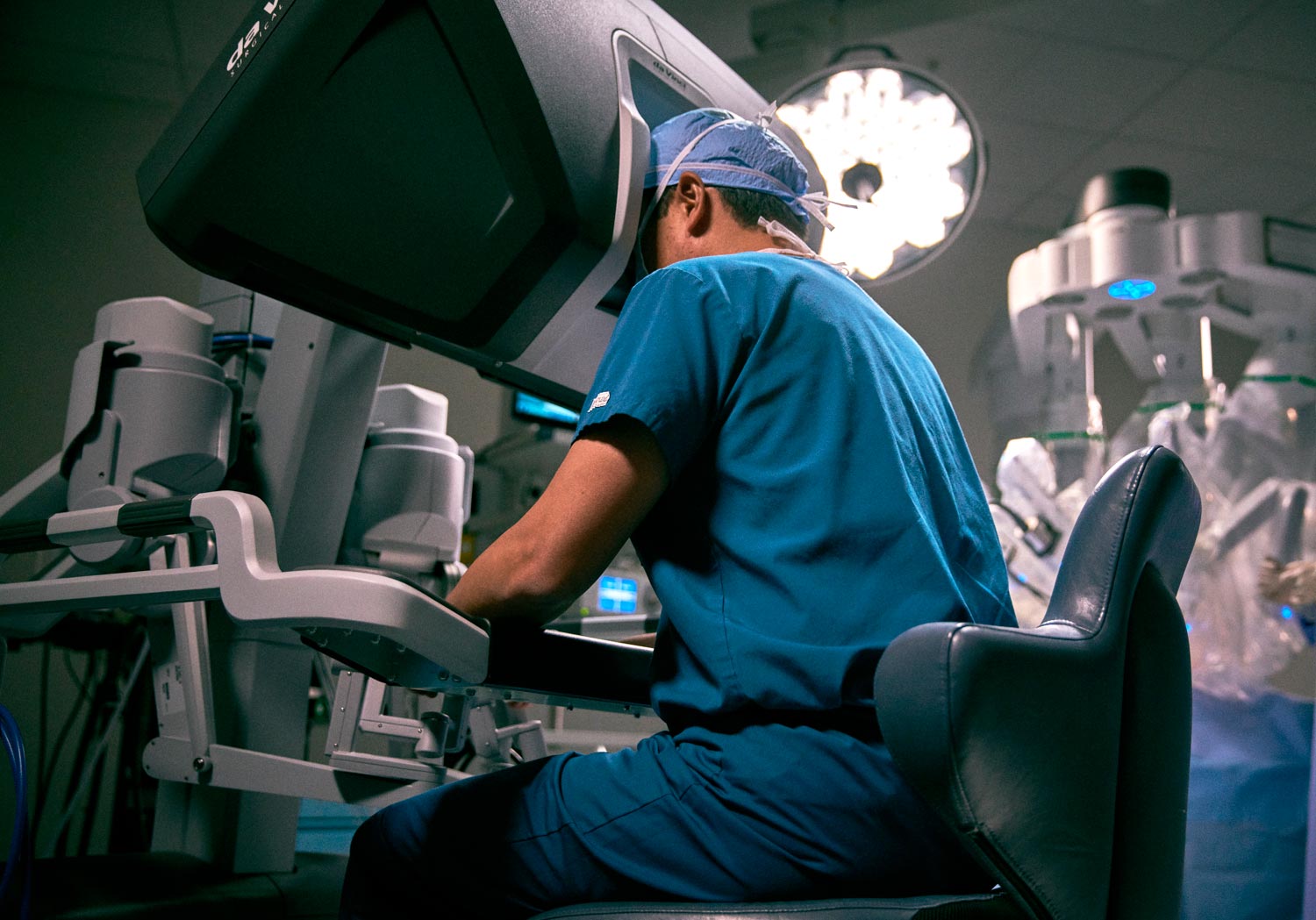 intuitive-da-vinci-surgeon-at-surgeon-console-lo-res